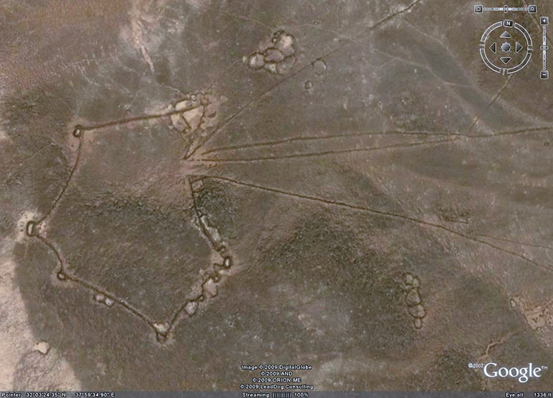 Illustration for article titled Google Earth Reveals Strange Nazca-Like Ruins in Saudi Arabia